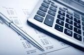 Lápiz y papel de calculadora con números de presupuesto